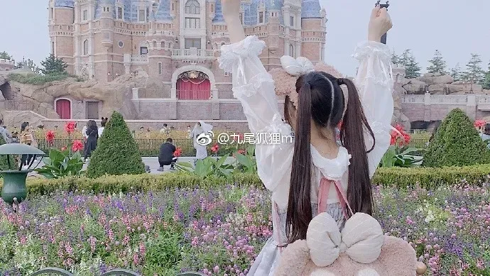 香草少女(九尾狐狸m) 花园场景中的长发少女背影照片