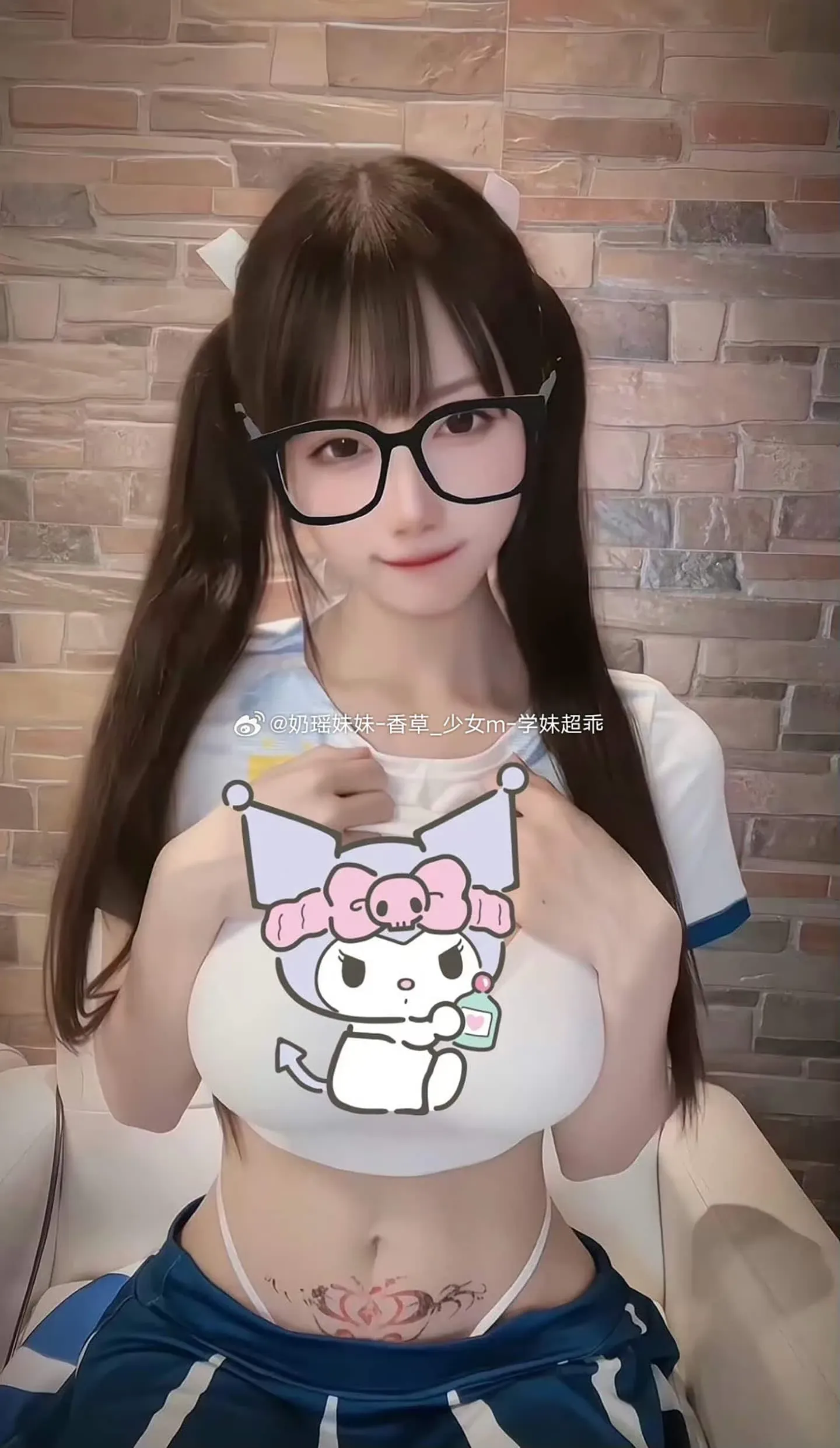 香草少女(九尾狐狸m) 双马尾眼镜造型室内照片