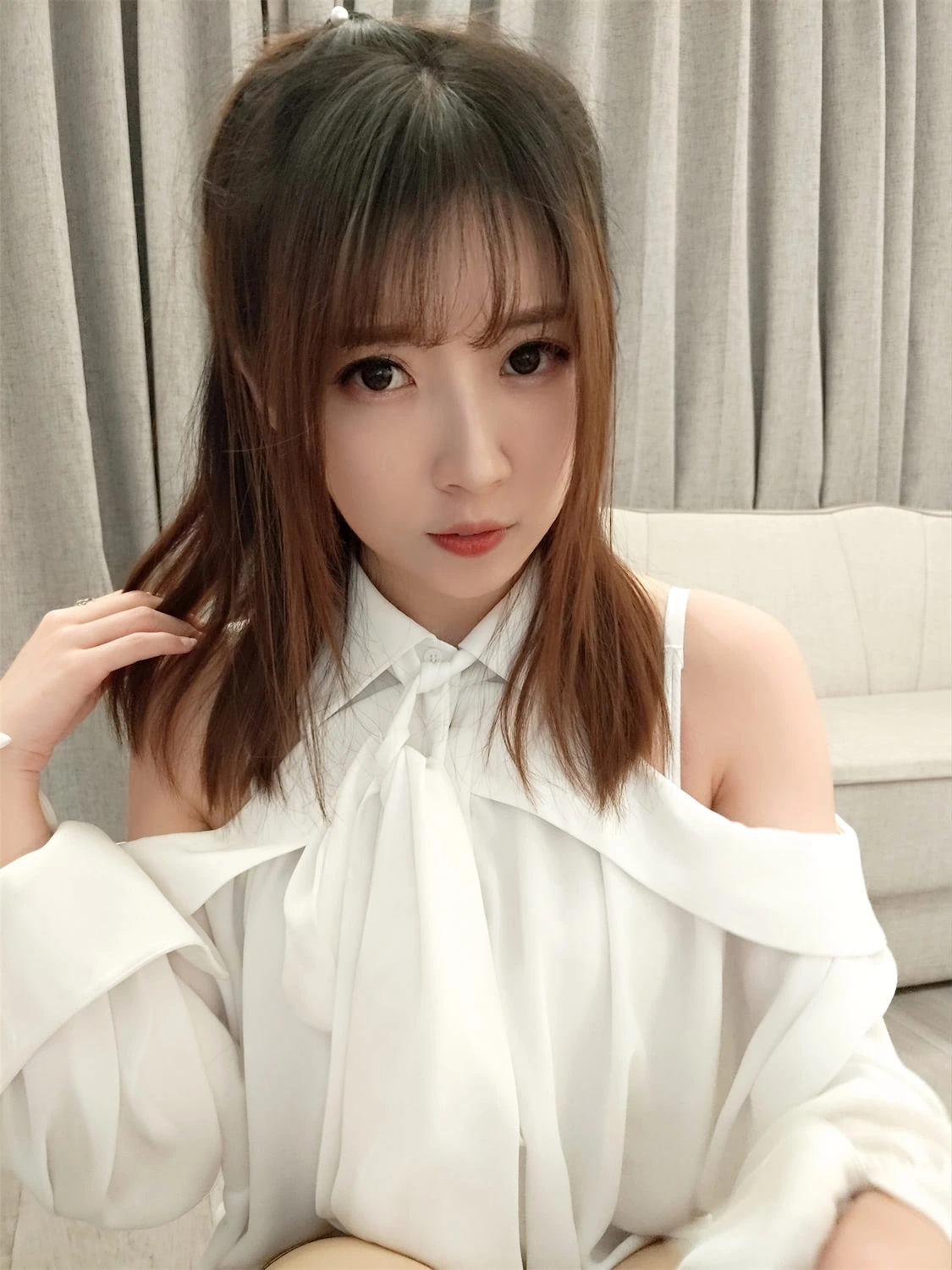 小女巫露娜 白色服装近距离人像照片