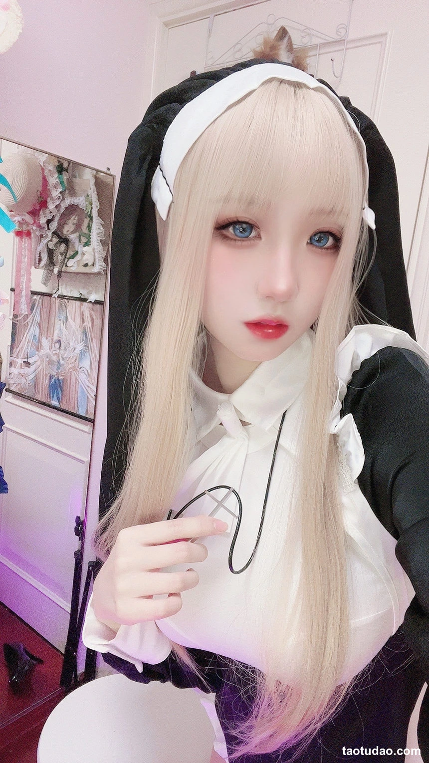 屑雪雪鸭 白发蓝眼角色Cosplay自拍照片
