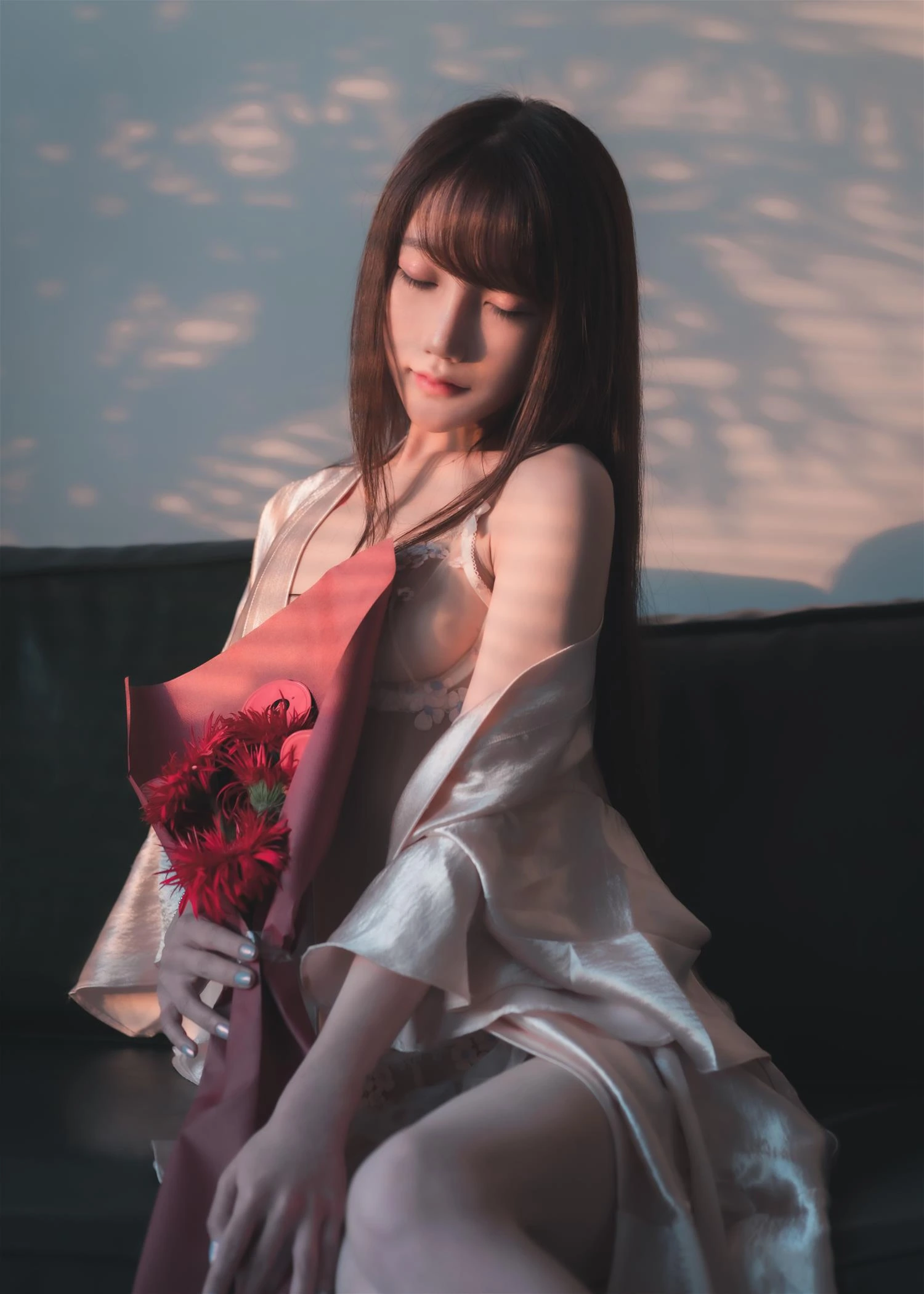 星野咪兔 白色裙装搭配花束的暖色环境写真