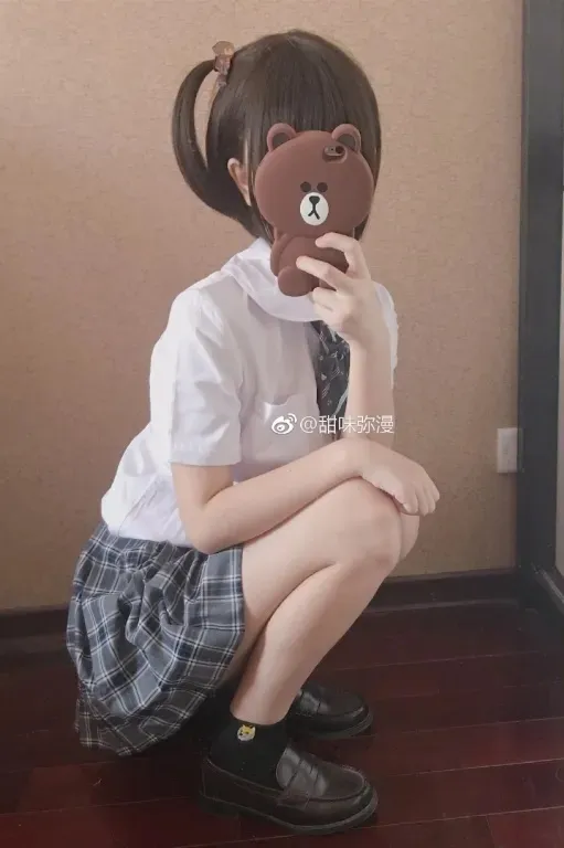 一口幼桃 白色上衣搭配格纹裙装的镜面自拍照片