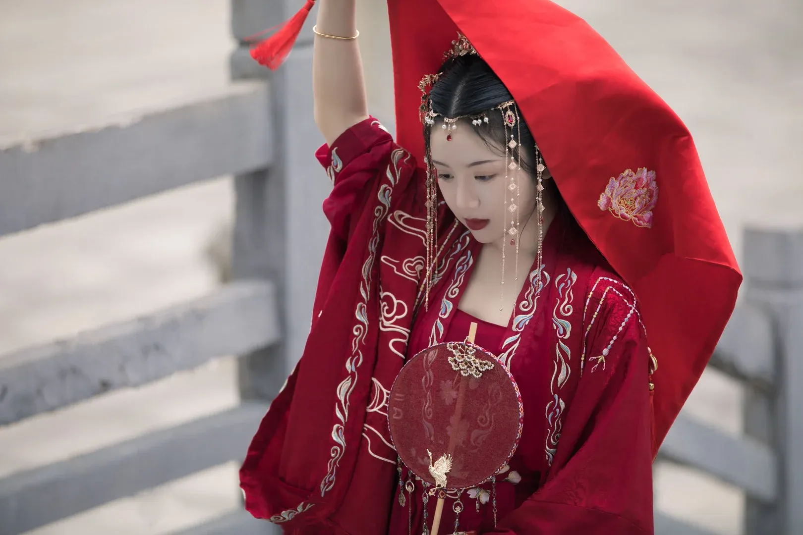 樱落酱w 红色古风服饰人物撑伞造型照片
