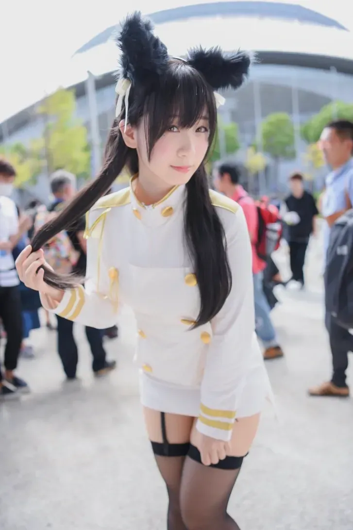 伊織もえ 黑色长发角色造型，户外环境中的白色服装照片
