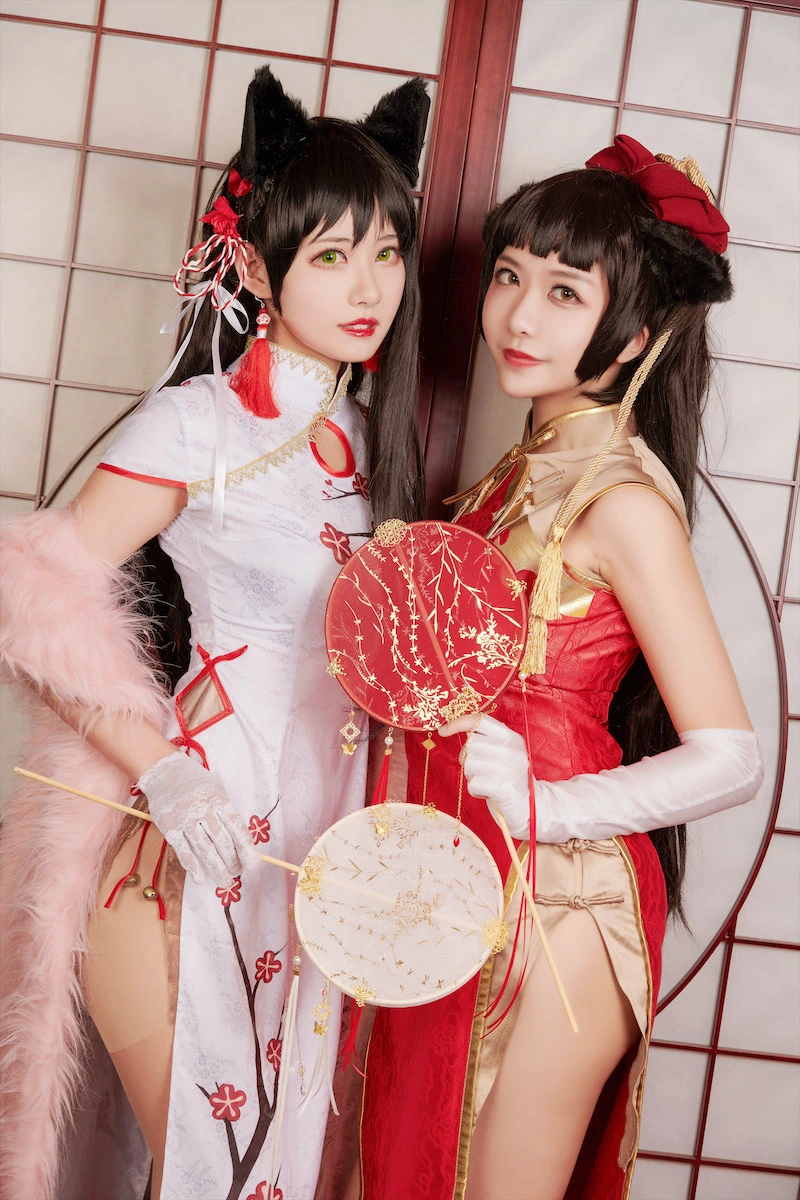 源纱希喵喵喵 两位角色穿着红白服饰的双人cosplay画面