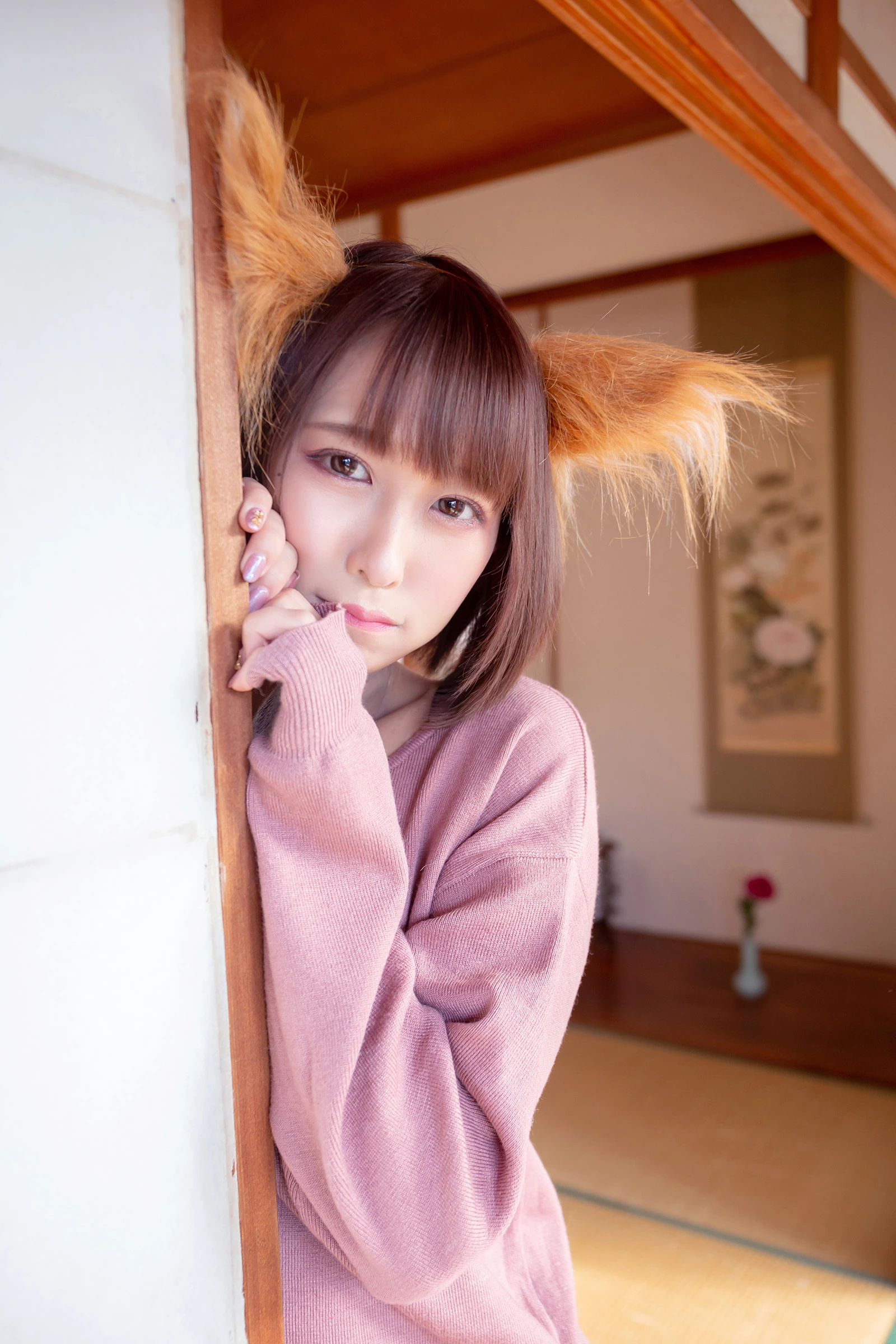 月城委員会 粉色服装搭配室内空间的角色写真