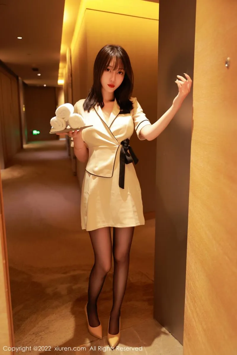 玥儿玥er人物 玥儿玥er穿浅色服装出现在走廊环境中的照片