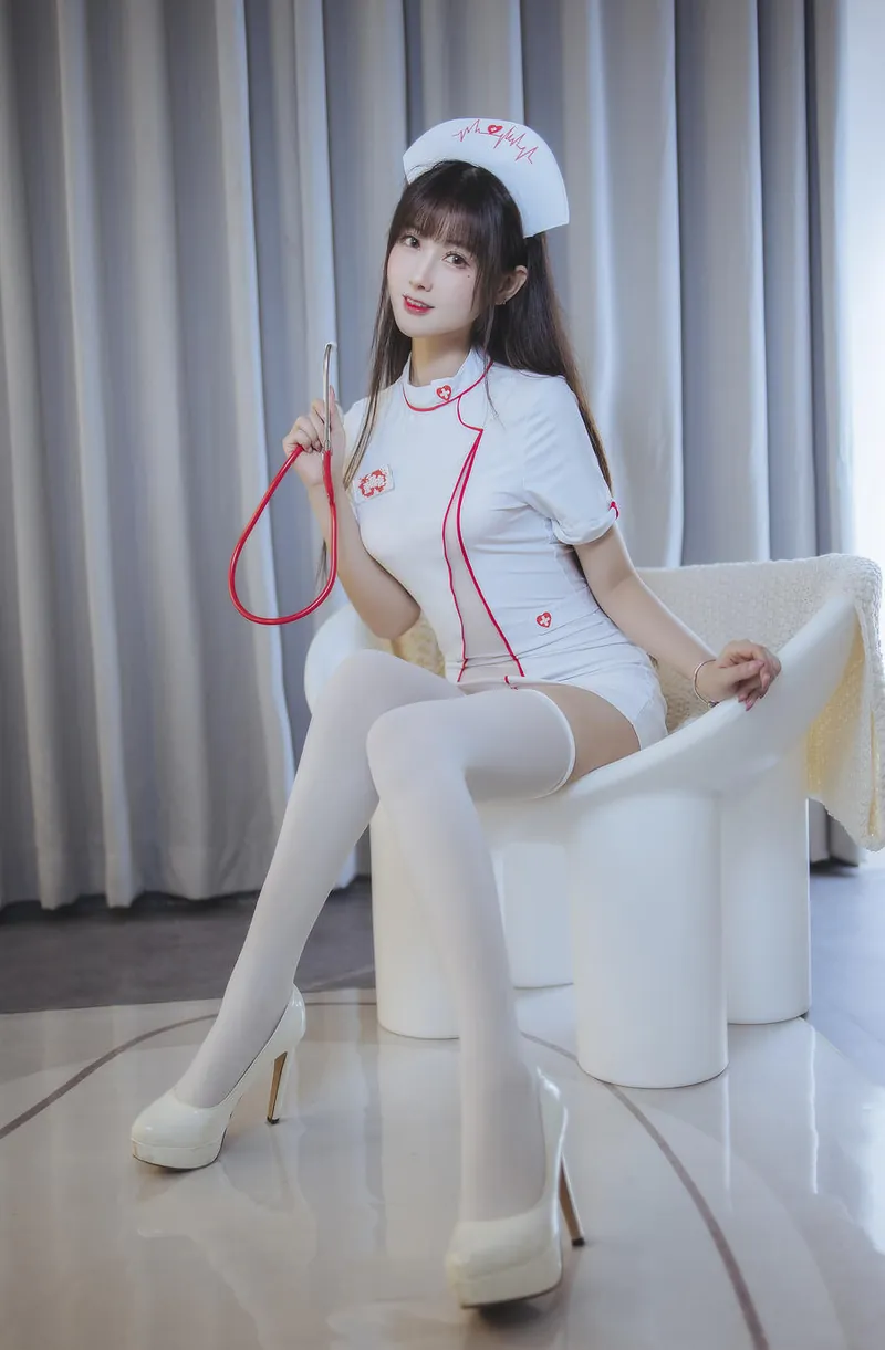 羽生三未坐姿白色服装角色造型照片