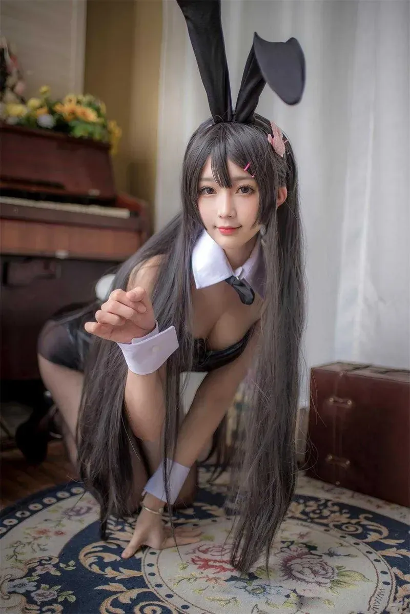 鱼子酱不能睡懒觉 黑色长发搭配兔耳装饰的角色造型照片