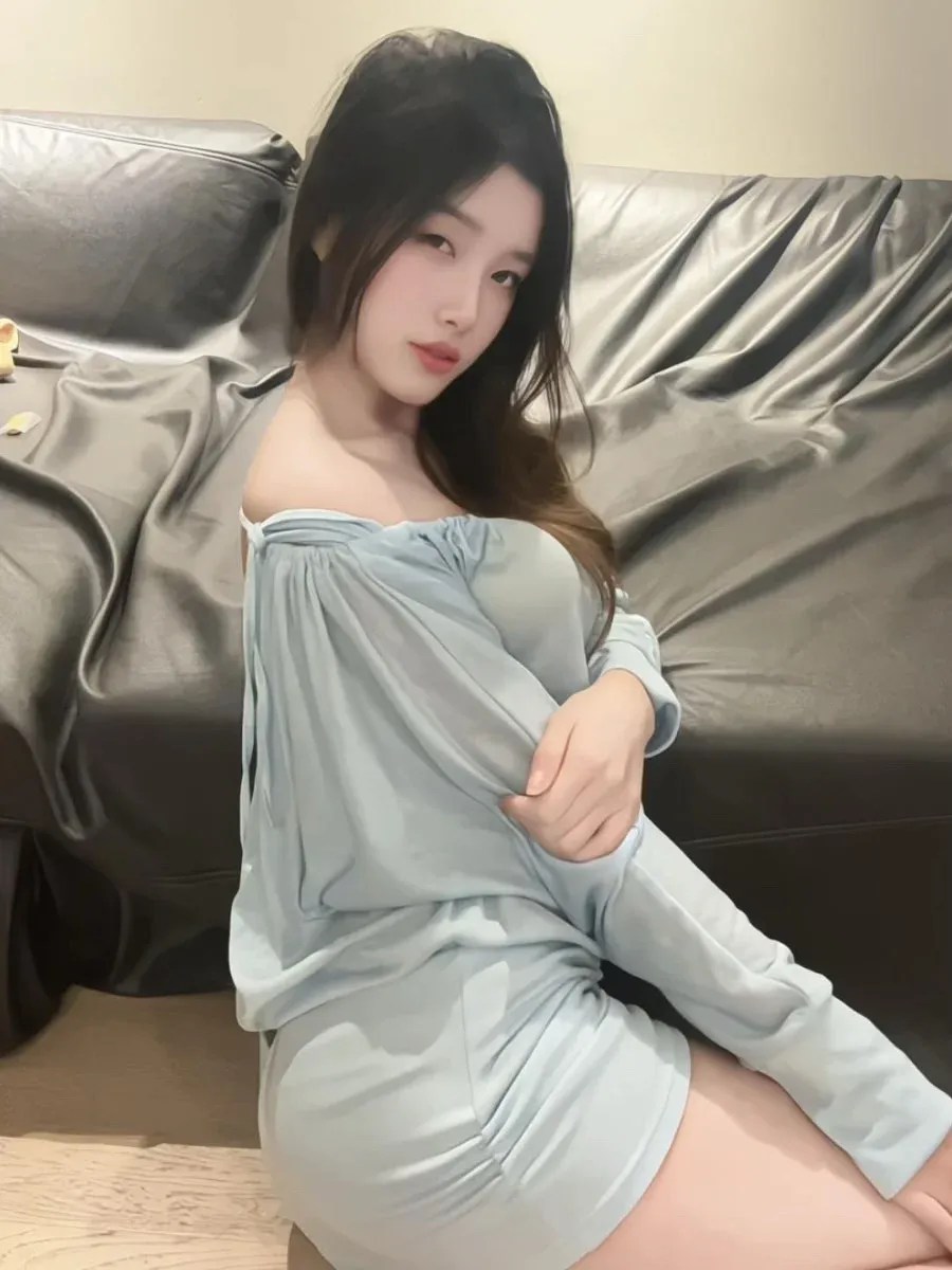 凤梨腿不长浅色服装坐姿照片