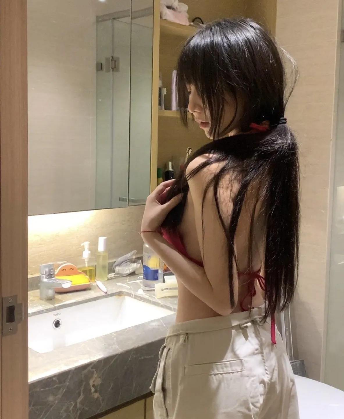 任智桃黑色长发造型照片
