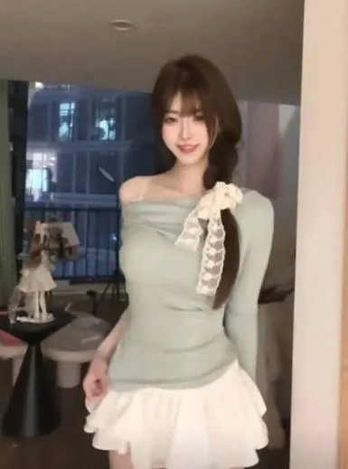 抖音倩倩 人物穿浅绿色上衣和白色裙装站在室内空间中的照片