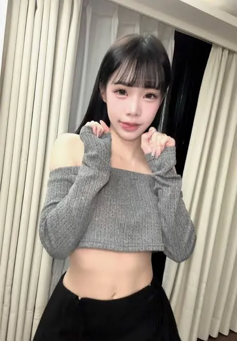 凡妮莎作品目录与 凡妮莎灰色针织上衣造型图片
