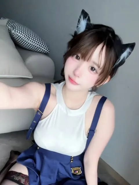 taotaoz作品目录与 taotaoz身穿白色上衣和蓝色背带服饰的室内照片