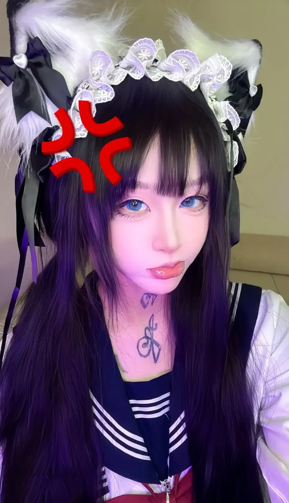 九条南无黑色长发与黑白服装近景照片
