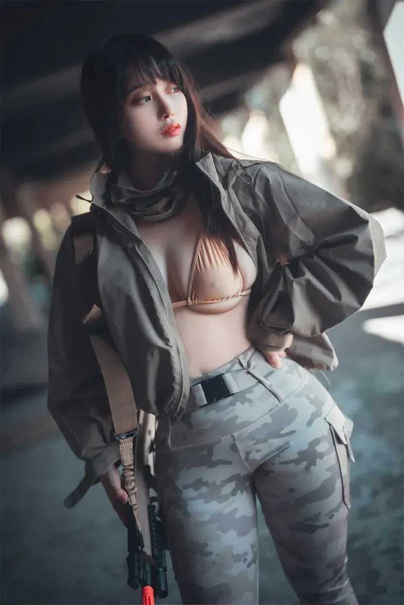 puppy灰色外套与迷彩服装造型照片