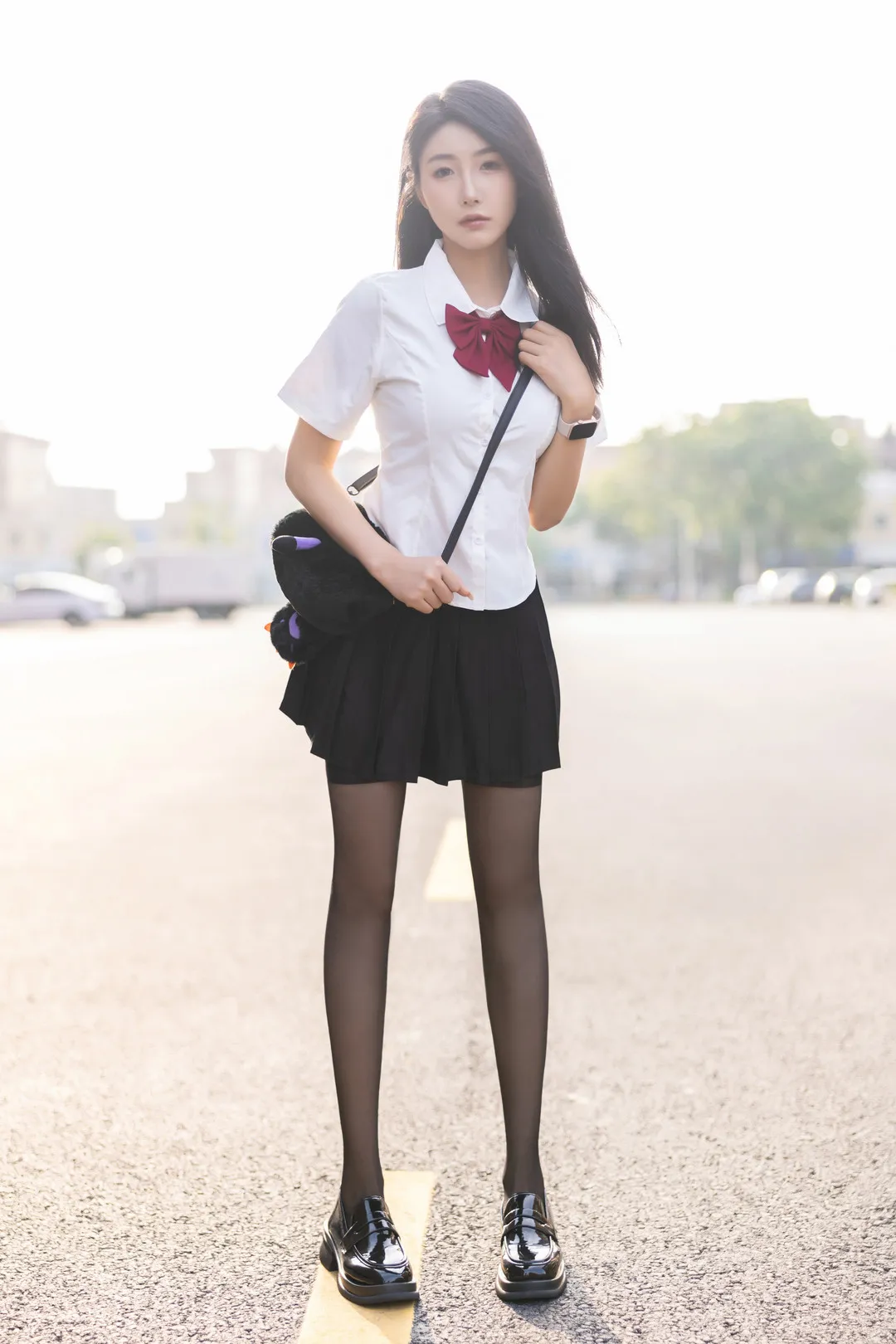 苏苏阿白色衬衫黑色裙装造型照片