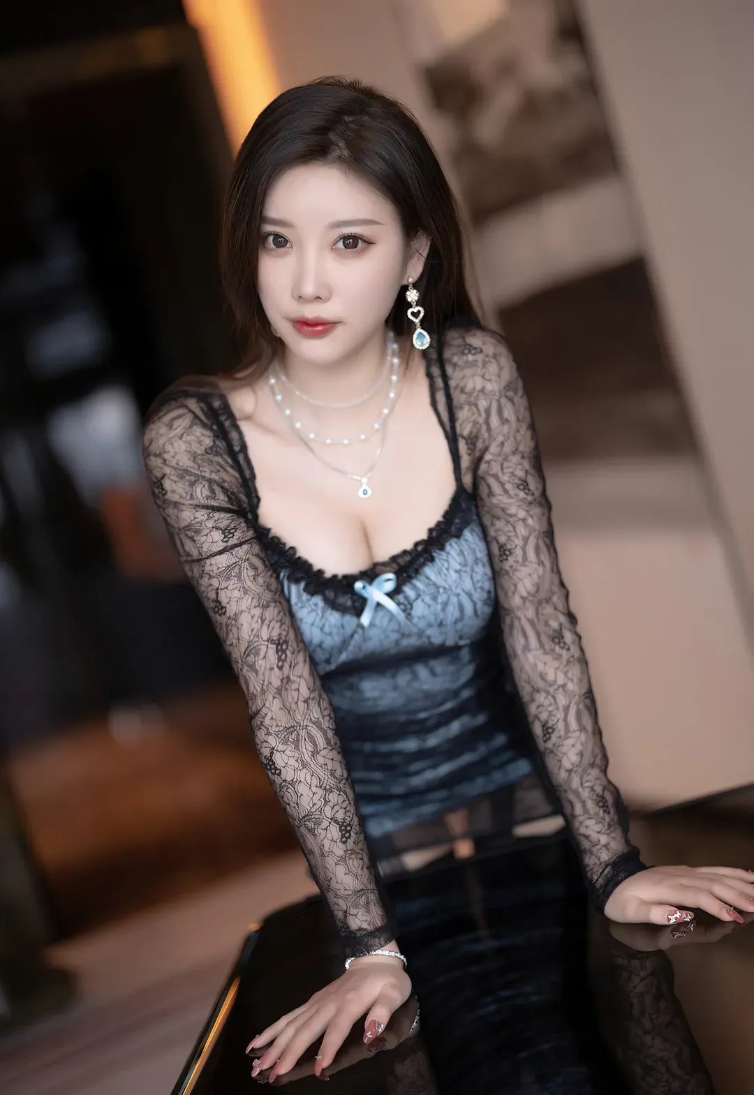 杨晨晨穿黑色服装坐姿拍摄的人像照片