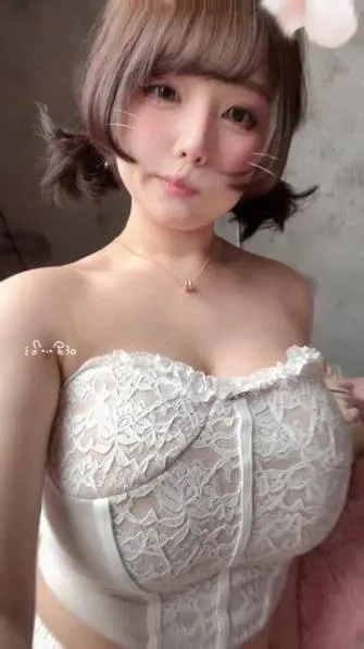 凹兔嫚蕾丝服饰近景自拍照片