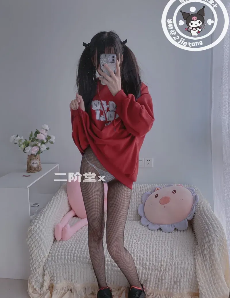 二阶堂红色卫衣室内造型照片