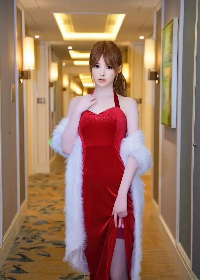 梦灵儿身穿红色礼服站在走廊环境中的照片