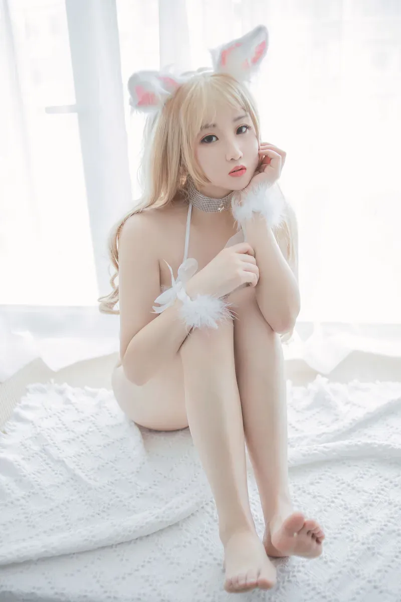 Miya白色主题服装造型与浅色背景写真