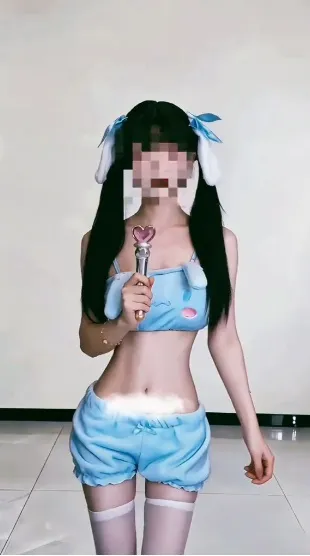苏小柠蓝色服装造型照片,室内背景搭配发饰元素