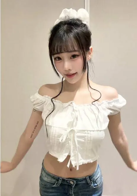 凡妮莎作品目录与 凡妮莎白色上衣室内造型图片