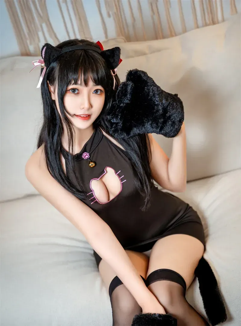 宮本桜 人物长发造型搭配角色主题服装的公开展示画面
