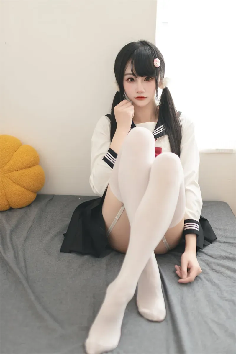 仙女月 黑色双马尾搭配校园风服装的人物照片