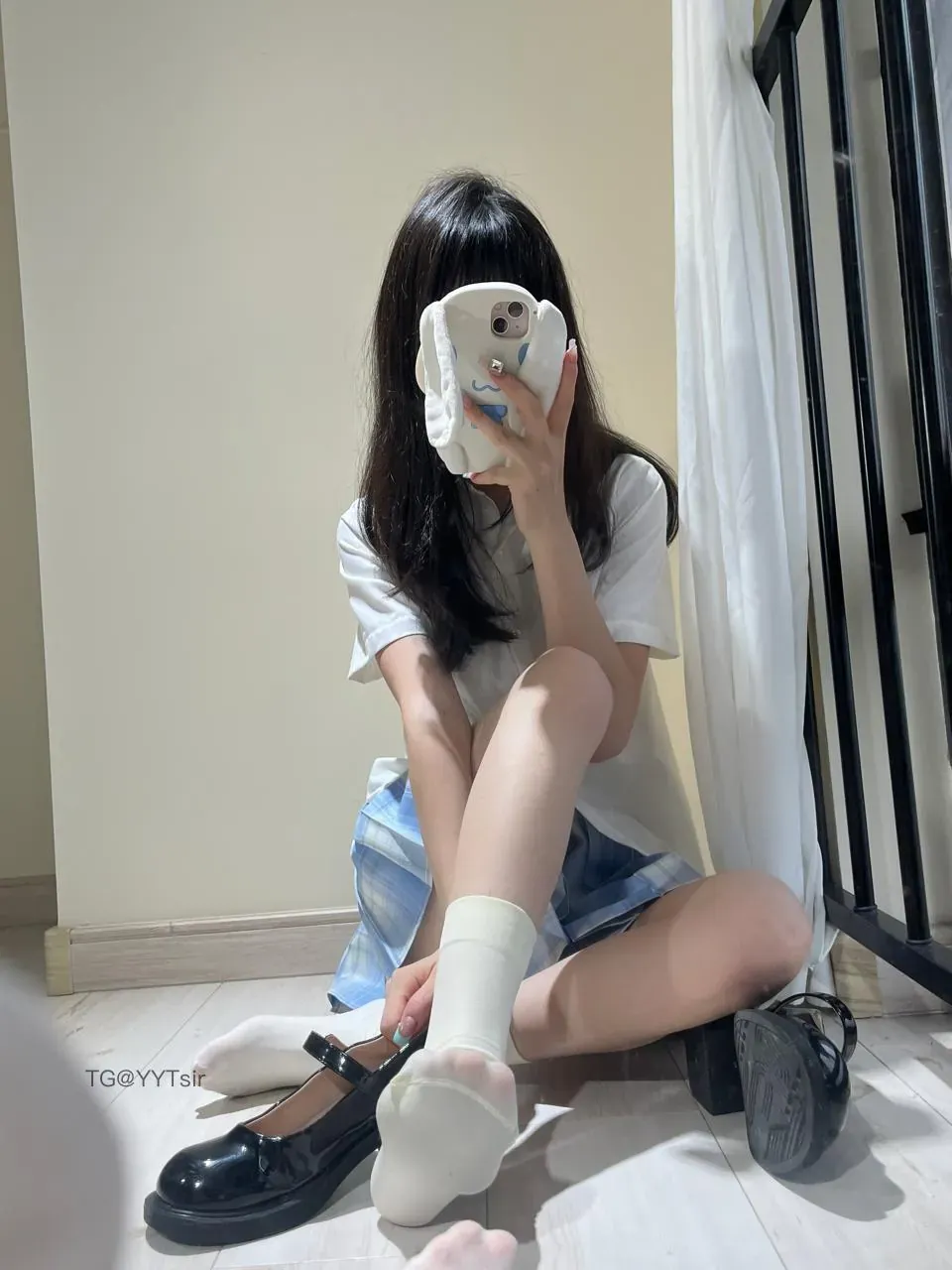 小甜酒子白色上衣黑色长发自拍造型