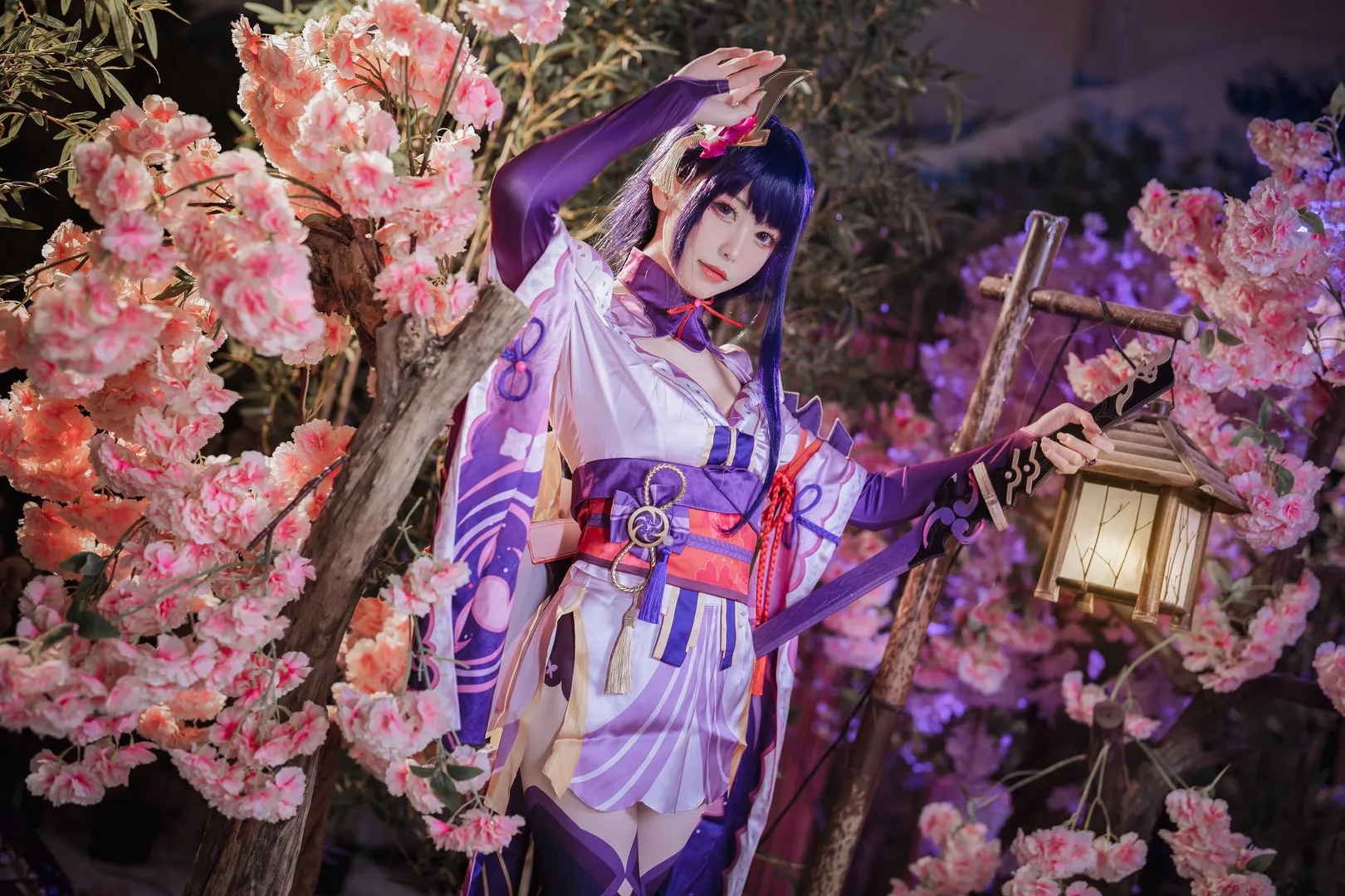 樱岛嗷紫色服装角色造型樱花背景照片
