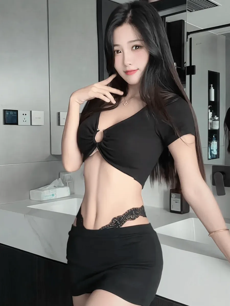梅美超甜黑色服装与长发造型室内照片