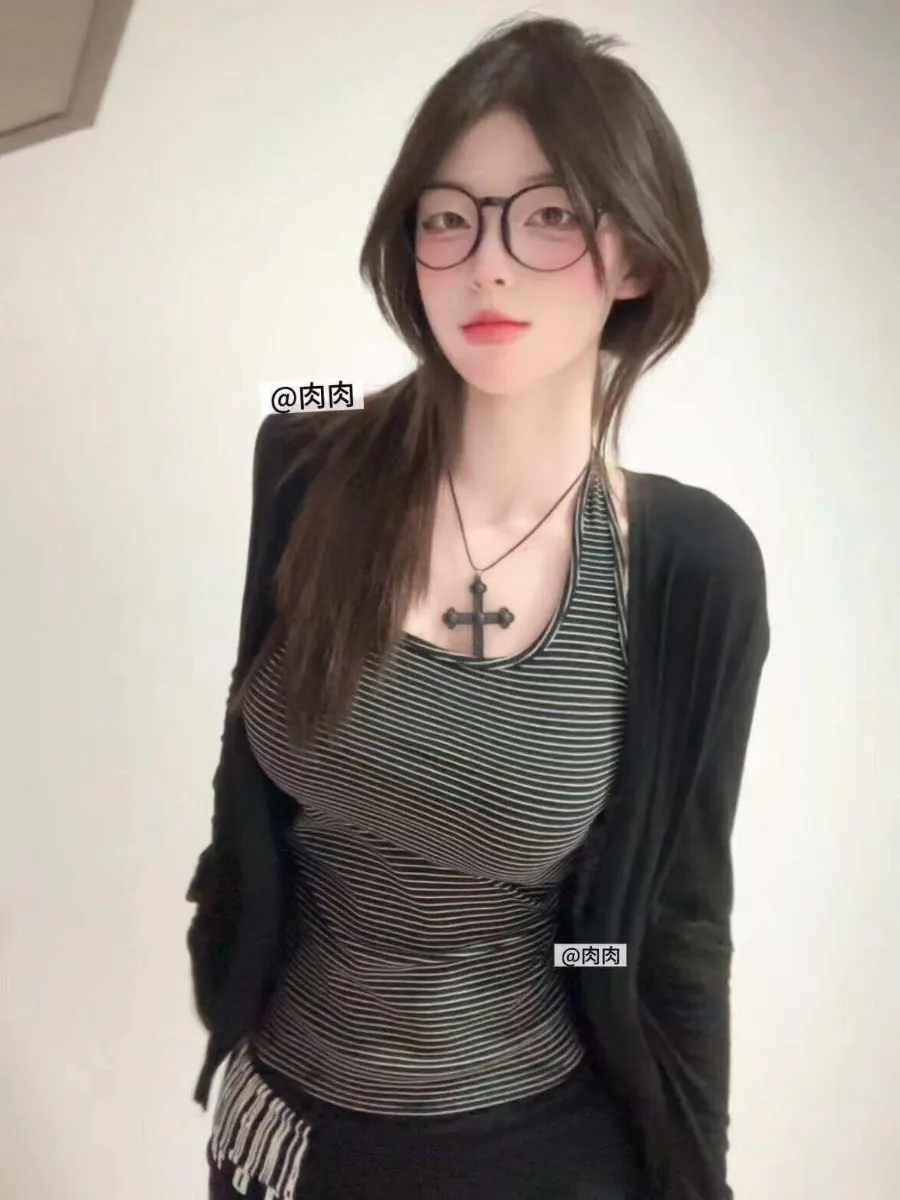 抖音肉肉 黑色外套搭配条纹服装和眼镜的室内照片