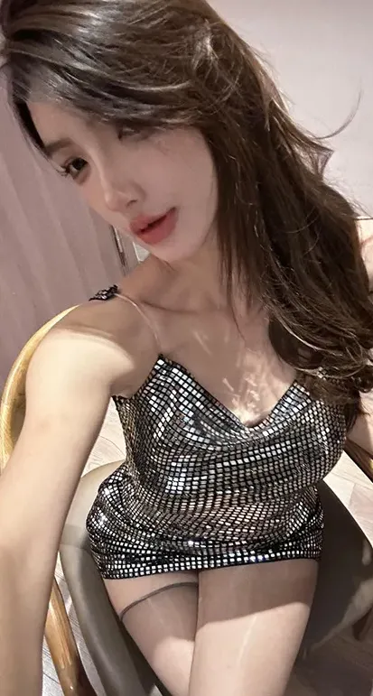 贝蒂蔓蔓 室内坐姿自拍造型照片
