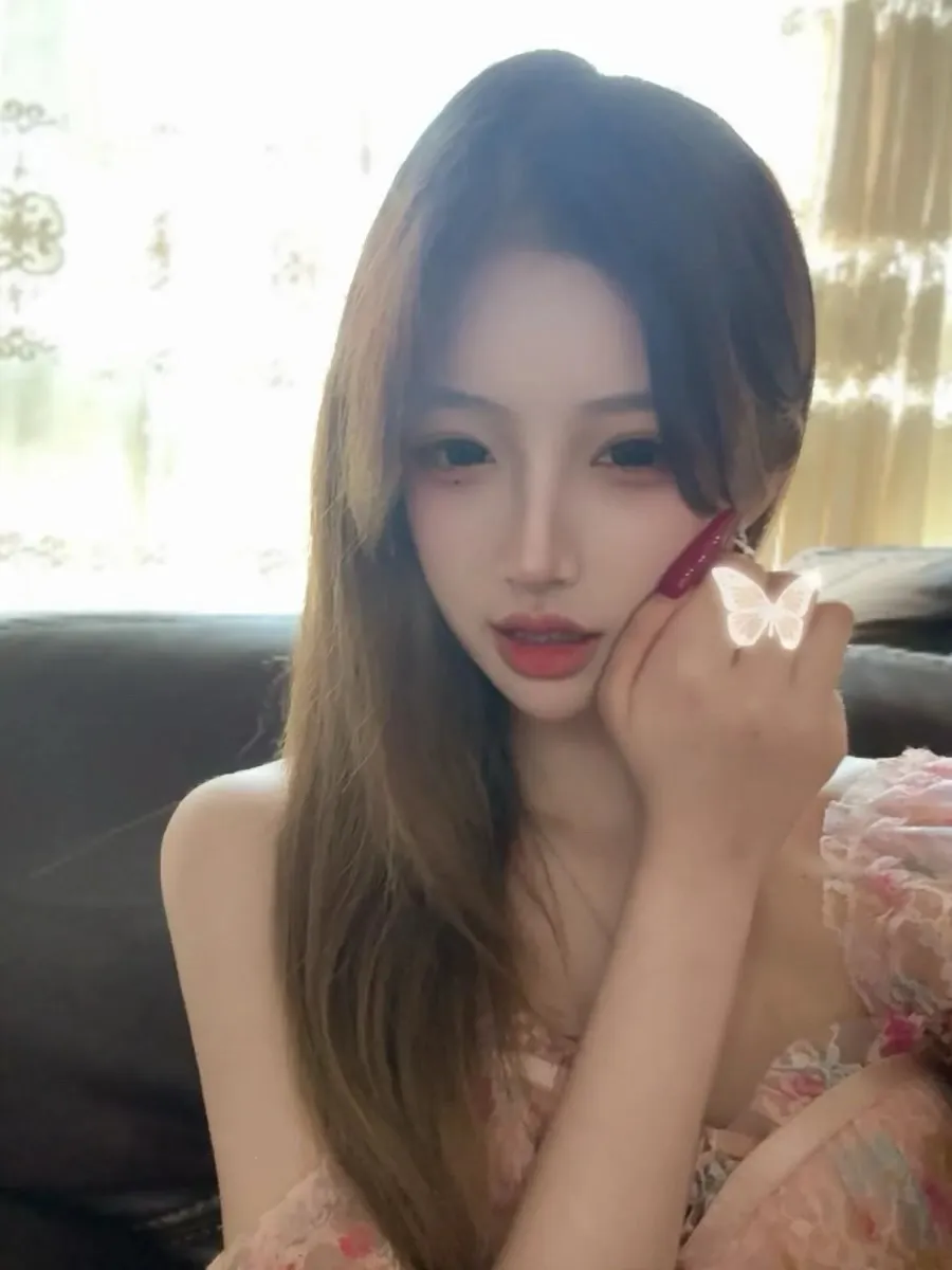 乌萨奇长发造型与花纹服装室内人像照片