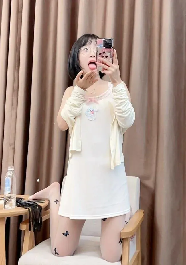 王胜利室内造型写真，白色服装与镜前姿态