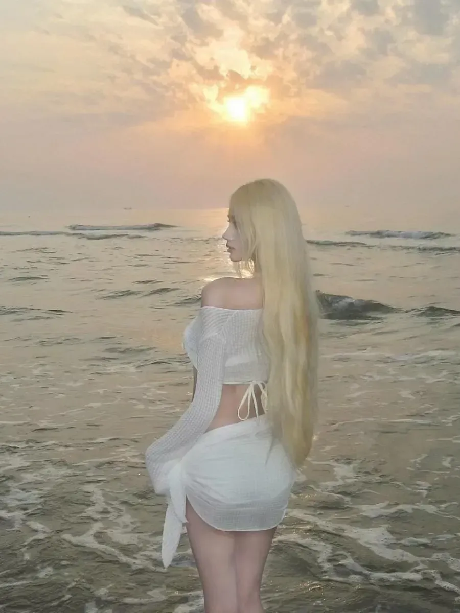 李亦如海边白色长发服饰造型照片
