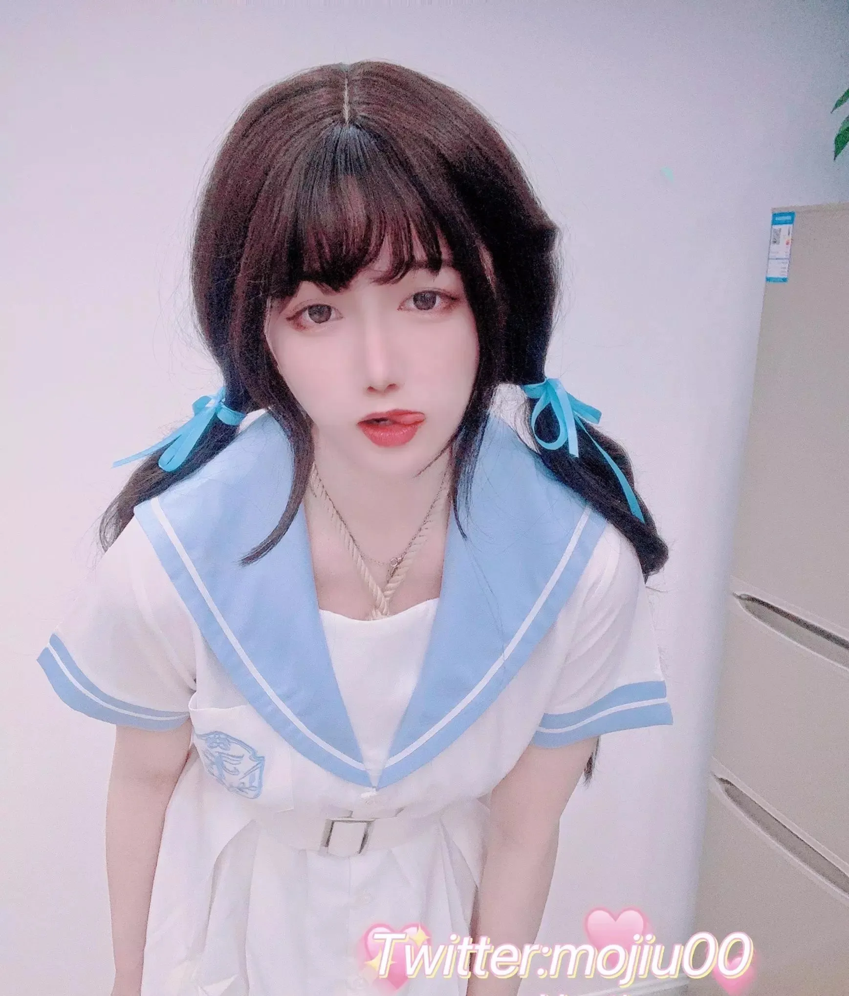 小青茗 蓝白水手服搭配双马尾发型的Cosplay照片