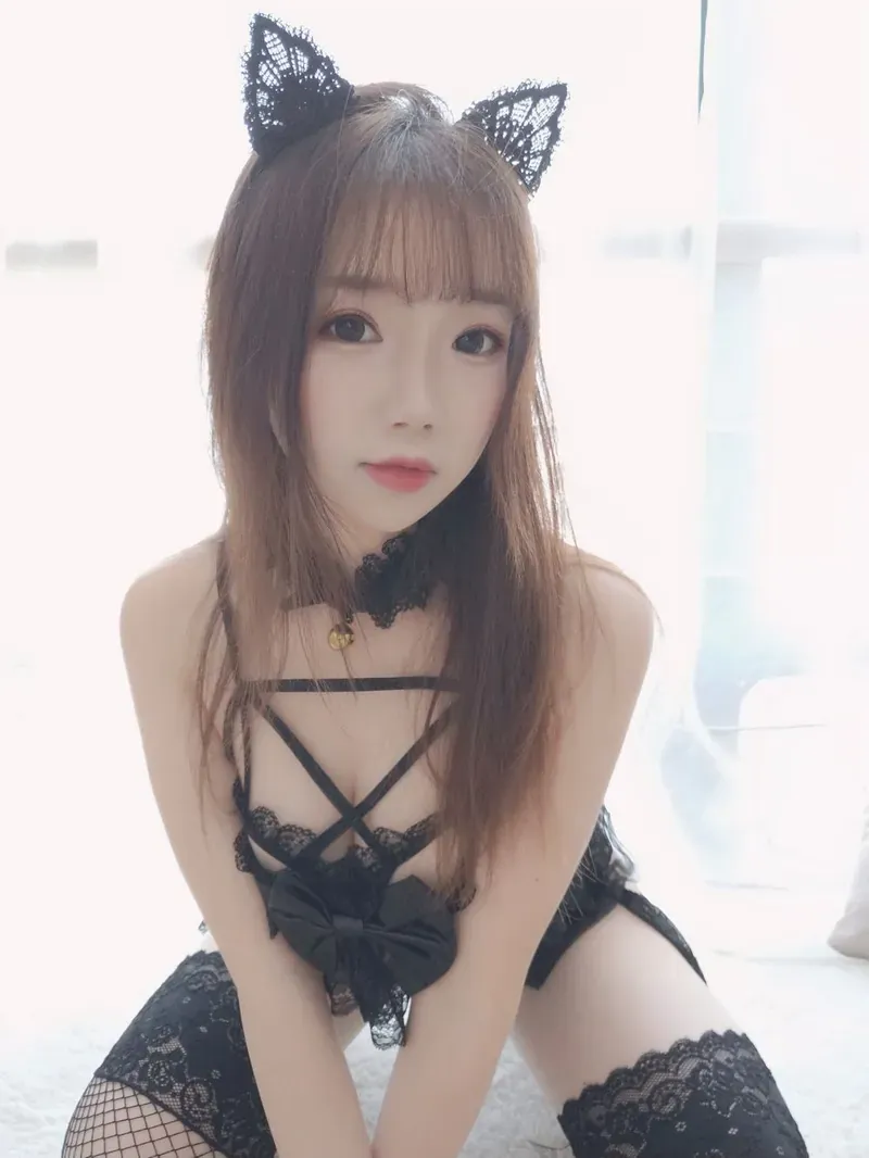 凛子酱 黑色猫耳装饰搭配深色服饰的近距离人物写真