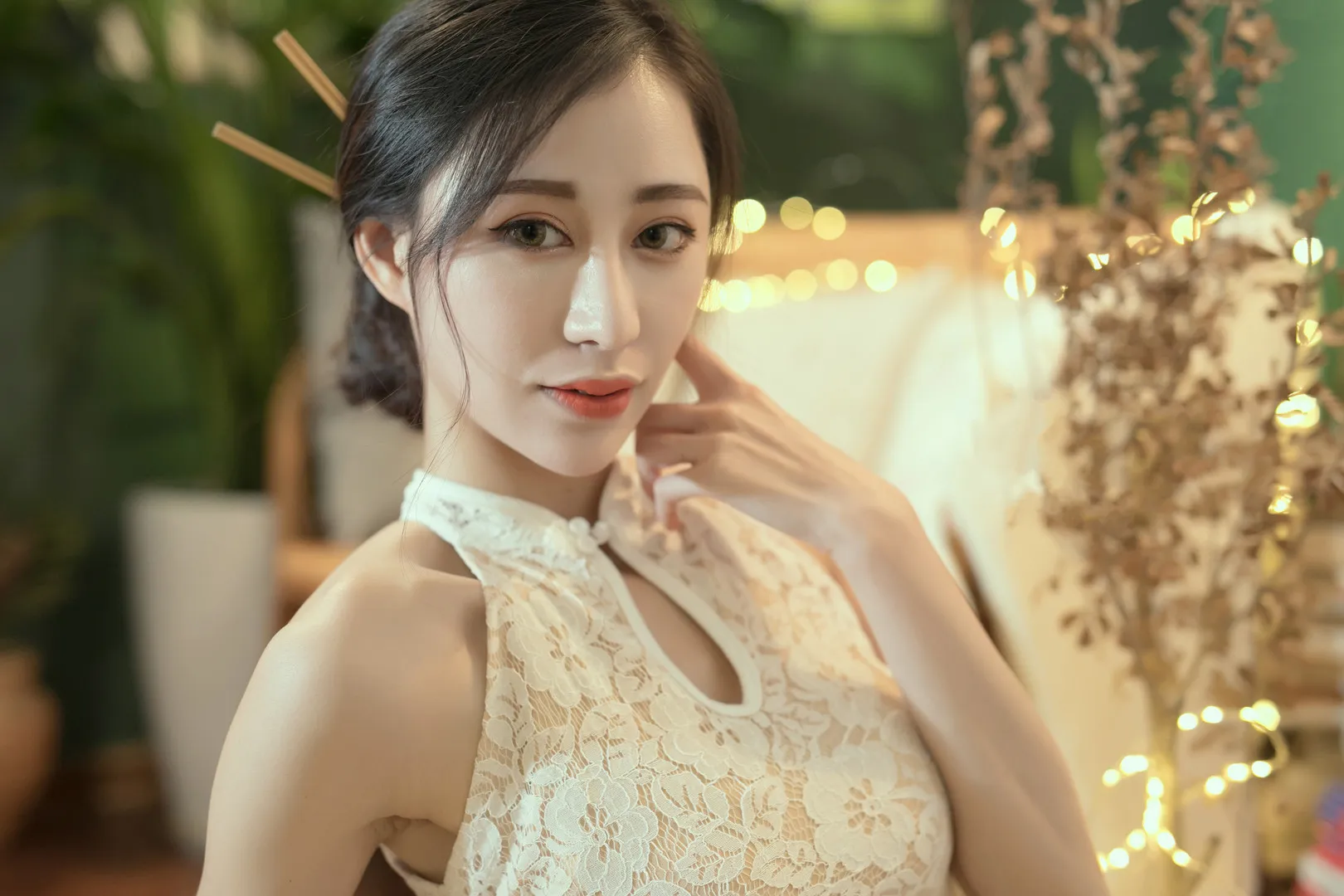 尤蜜丝 人物在暖色灯光环境中的近景照片
