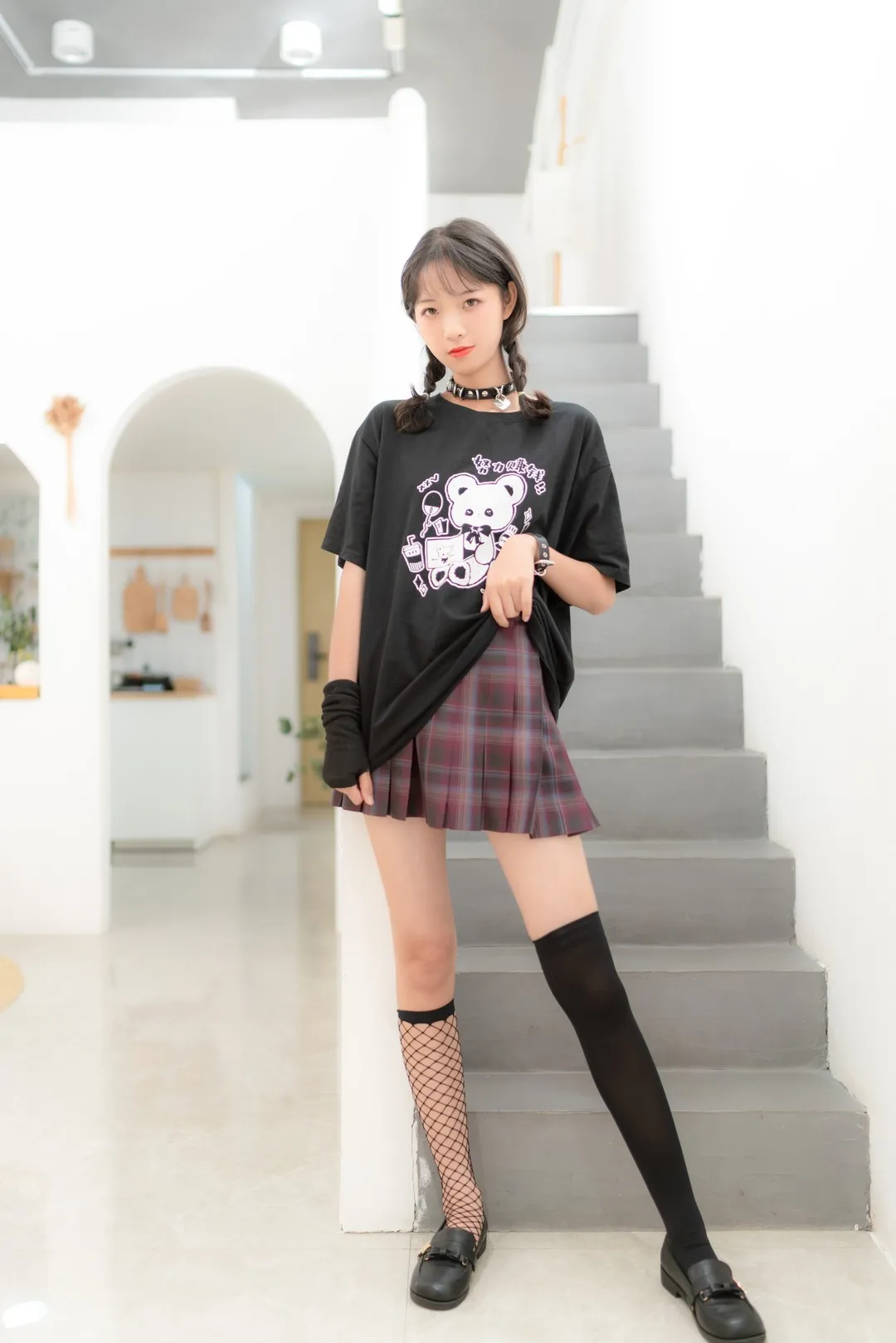 西瓜少女（西呱呀呀呀） 黑色T恤搭配格纹裙的人物站在室内楼梯前