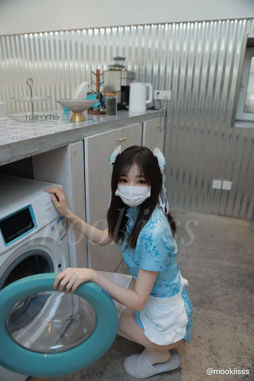 杨晨晨穿蓝色服装在室内空间中的照片