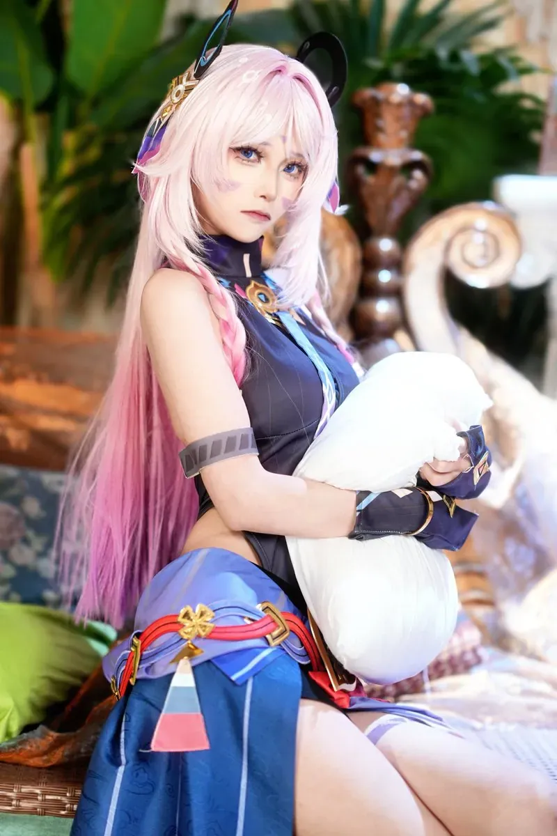 坂坂白粉色长发角色cosplay室内照片