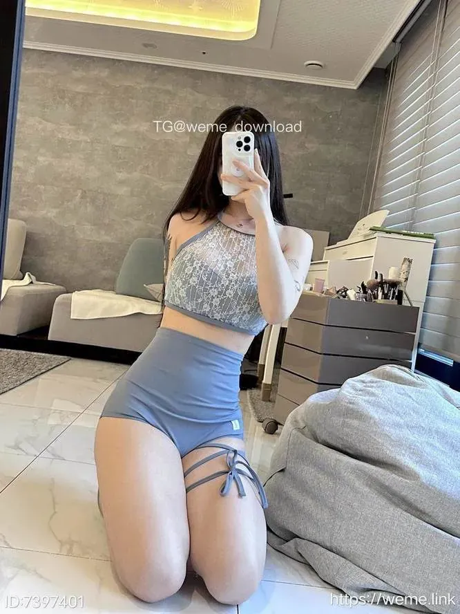 李梦琳灰色服饰室内自拍造型照片