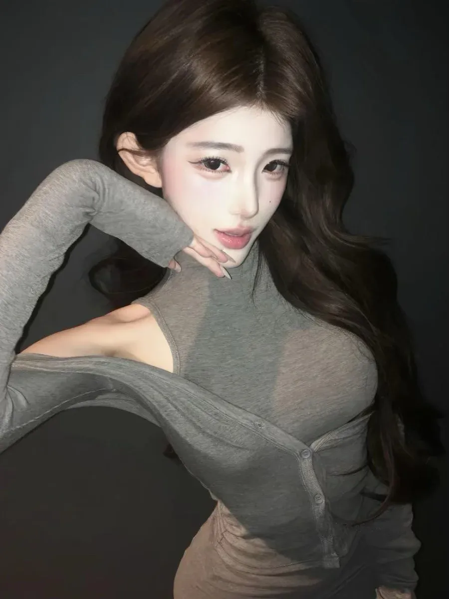 凸凸兔yo灰色服装长发近景自拍照片