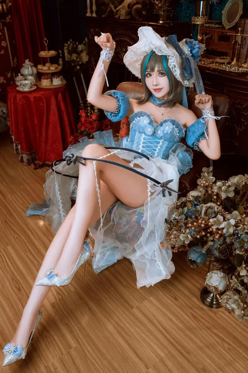 梦心玥蓝色角色服装坐姿照片