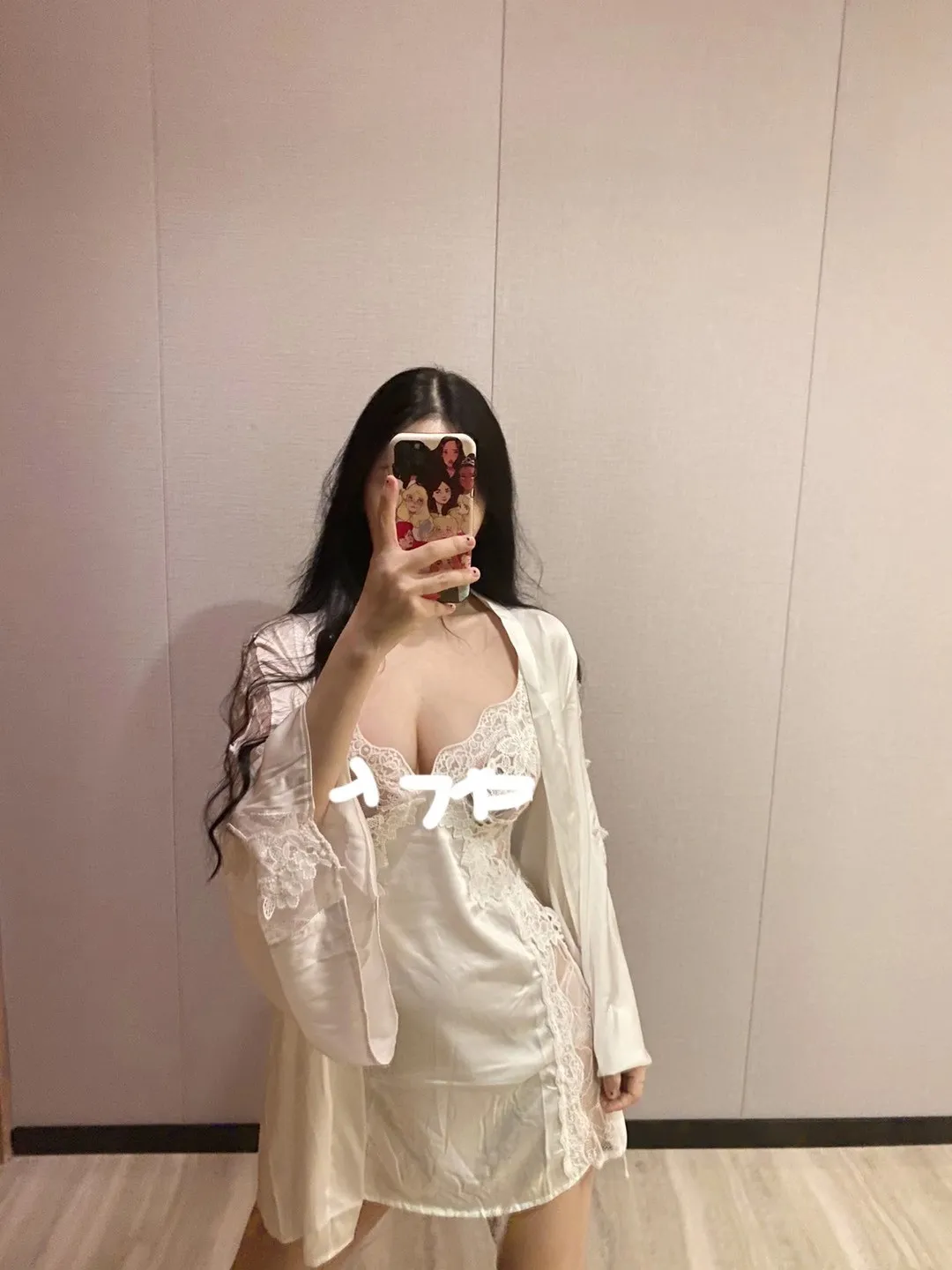 歪歪酱公开图片中的背景色调与光线效果
