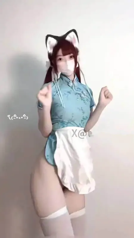 土豆喵蓝色服装搭配白色下装的站立造型照片
