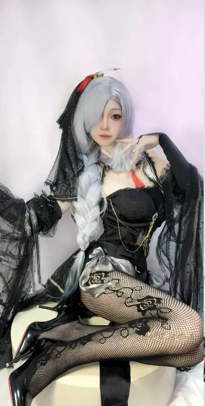 抖音卿卿 银白色假发搭配黑色服装的角色造型照片